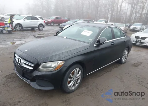 2015 Mercedes-Benz C 300 4Matic z USA, uszkodzony, nr VIN 55SWF4KB9FU072449